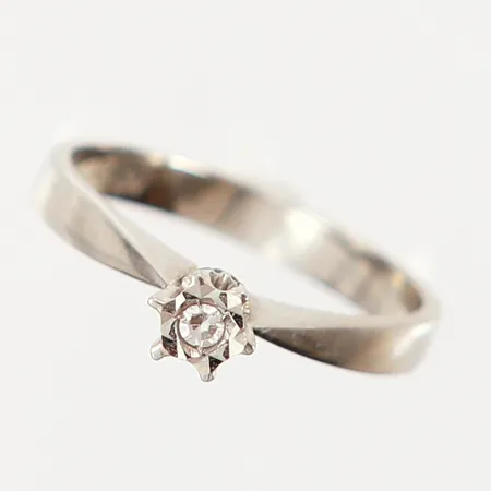 Ring med vit sten, stl 15½, bredd: 2,5-3,5mm, vitguld, 18K Vikt: 2,2 g