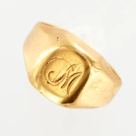 Klackring med monogramgravyr, stl: 17½, bredd: 3-12mm, 18K  Vikt: 3,7 g