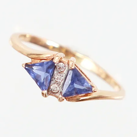 Ring med blå samt vita stenar, stl 16¼, bredd: 1,5-6mm, 14K Vikt: 1,4 g