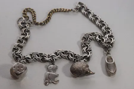  Armband Bism med  berlocker , Langd 19 cm , Bredd 6,83 mm, Det saknas lås extra kedjan ej silver  Vikt: 15,6 g