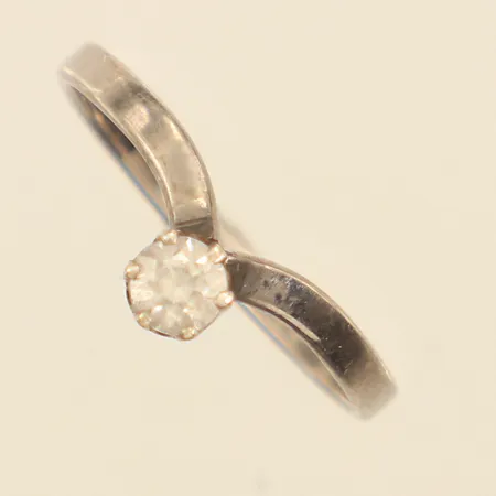 Ring med vit sten, stl 18, bredd ca 2-5mm, 925/1000 silver  Vikt: 1,4 g
