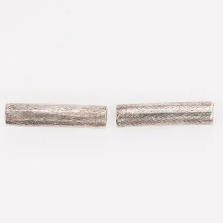 Ett par örhängen med stavar, längd 10mm, bredd 2mm, silver  Vikt: 1,6 g