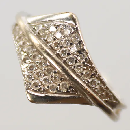 Ring med vita stenar, stl ca 18, bredd 2-11mm, 14K Vikt: 2,9 g