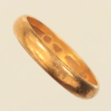 Ring, stl 21, bredd ca 4,5mm, gravyr, år 1920, 23K Vikt: 6,4 g