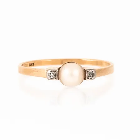 Ring i 18K guld med odlad vit pärla Ø 5 mm och 2 x ca 0,005ct åttkantslipade diamanter. Den är i storlek 18½, är 1,3 - 5 mm bred och väger 2,3g. 18K & kattfot. 