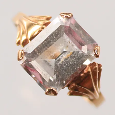 Ring med vit sten, stl 17½, bredd 2-9mm, 18K, bruttovikt  Vikt: 3,1 g
