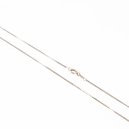 Kedja Venezia i 18K guld. Den är 40 cm lång, 1 mm bred och väger 3,0g. Stämplad 750 & svensk importstämpel. Trög springring. Ojämnheter. 