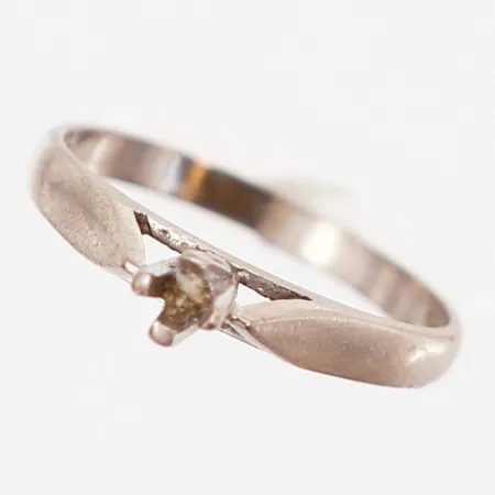 Ring, 15¾, bredd: 2mm, vitguld, defekt/saknar sten, 18K Vikt: 1,9 g