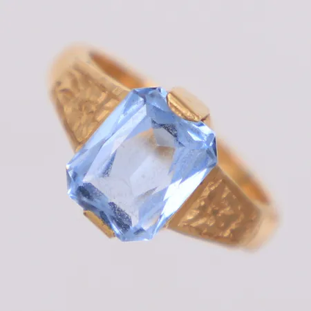 Ring med ljusblå sten, stl 15, Berg, år 1956, gravyr, 18K  Vikt: 4,6 g