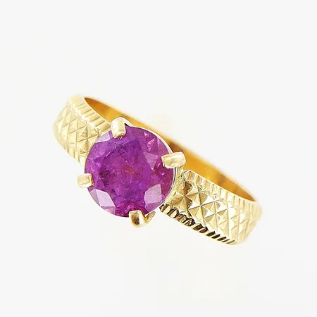 Ring stl 16¼, bredd 3,5-6,5mm, lila sten, 18K Vikt: 3,8 g