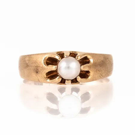 Ring i 18K guld med vit imiterad pärla Ø 4 mm. Den är i storlek 16¼, är 3,6 - 6,4 mm bred och väger 3,7g. Stämplad T9 (1969), K&EC, 18K & kattfot.
