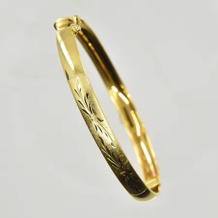 Armring, öppningsbar, oval modell, innermått 52x60 mm, bredd 5 mm, delvis matterad yta, 18K. Vikt: 10 g