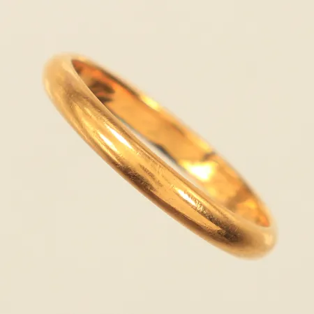 Ring, stl 21½, bredd ca 3,3mm, repig, gravyr, 20K Vikt: 5,3 g