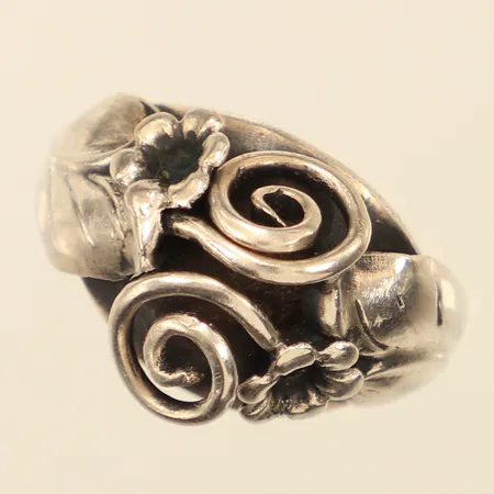 Ring med blomdekor, stl 17¾, bredd ca 4-14mm, skev, GK, silver Vikt: 6,7 g
