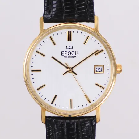Damur Epoch Stockholm, Ø33,3mm, boett i 14K, quartz, datum, gravyr 2021, läderband, batteribyte krävs, plasten kvar, originaletui. Bruttovikt 30,4g