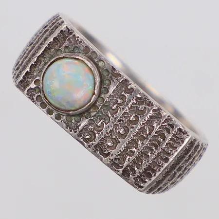 Ring med opal, stl 21, bredd 10mm, 830/1000 silver Vikt: 16,7 g