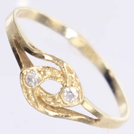 Ring med vita stenar, stl 17¼, bredd 1-6mm, bucklig, 14K Vikt: 1,2 g