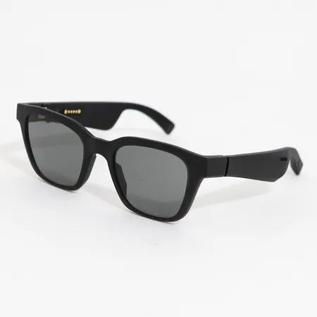 Ett par solglasögon Bose frames Alto black, inbyggda högtalare, kartong och laddsladd