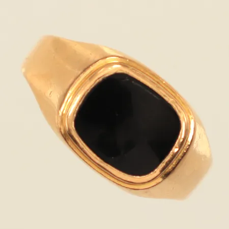 Klackring med onyx, stl 20½, bredd 4,4-12,5mm, repig sten, skev skena, felstämplad 21K, 18K  Vikt: 6,8 g