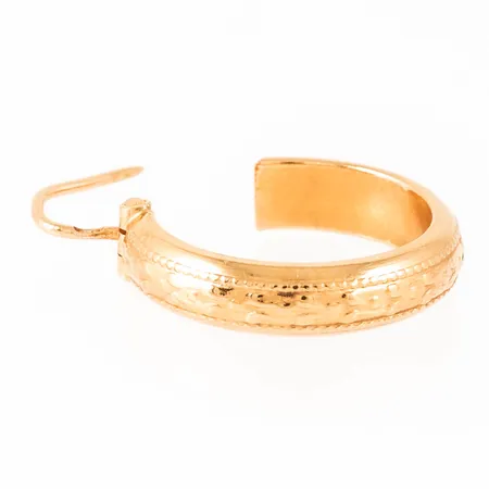 En udda creol Ø 16,5 mm i 18K guld. Den är 3,8 mm bred och väger 1,0g. Stämplad 750 & svensk importstämpel.