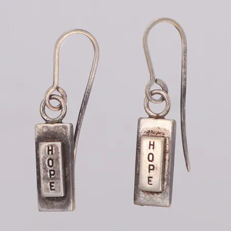 Ett par örhängen, längd 31mm, bredd 6mm, Hope, Efva Attling, 925/1000 silver Vikt: 4,7 g