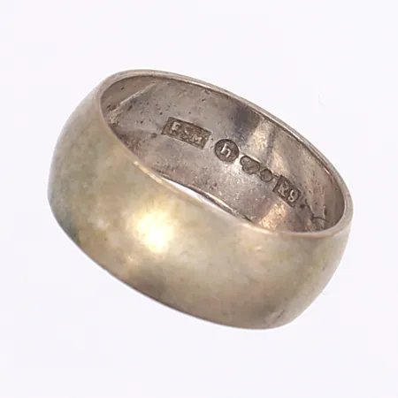 Ring, stl 18¼, bredd 8mm, slitage, silver 830/1000 Vikt: 3,8 g