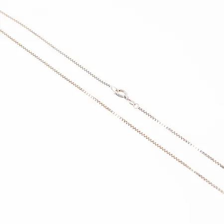 Kedja Venezia i 18K vitguld. Den är 39 cm lång, 1 mm bred och väger 2,8g. Stämplad 750 & svensk importstämpel. Springring. 