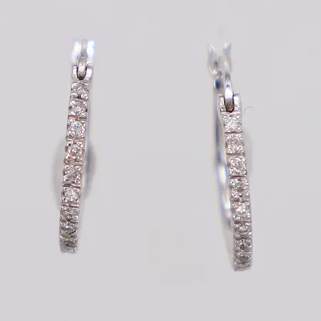 Ett par örhängen med diamanter 24xca0,005ct, längd 14,2mm, bredd 1,3mm, vitguld, ostämplat18K Vikt: 1,6 g