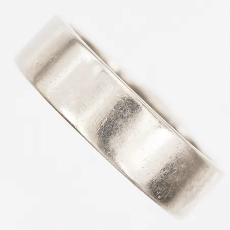 Ring, slät, gravyr, stl: 18¼, bredd 6mm, 18K vitguld Vikt: 7,8 g