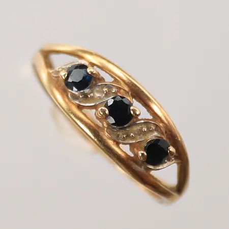 Ringa med vita och blå stenar, stl 18¼, bredd 2-5mm, skev skena, 18K Vikt: 2,7 g