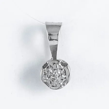 Hänge i 18K vitguld med 1 x ca 0,01ct åttkantslipad diamant. Det är mm brett, mm långt inkl. ögla och väger 0,4g. Stämplat BEH, 18K & kattfot. 