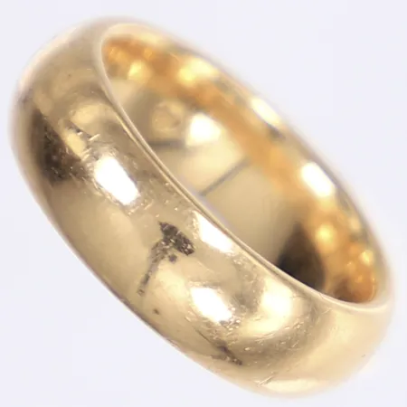 Ring, slät, stl 16¼, bredd 6mm, gravyr, 18K Vikt: 9,3 g