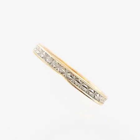 Ring, vit/gulguld, stl 21, bredd 3mm, gravyr, 18K.  Vikt: 3,3 g