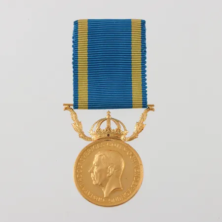 Medalj Gustav VI Adolf , 18/23k, bruttovikt (med tygbandet) 15 gram. Vikt: 15 g