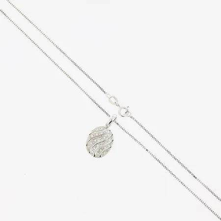 Kedja Venezia, 50cm, bredd 1mm, hänge 22x12mm, diamanter 23 x ca 0,005ct, 8/8-slipade, några med mindre nagg, 18K  Vikt: 4,3 g