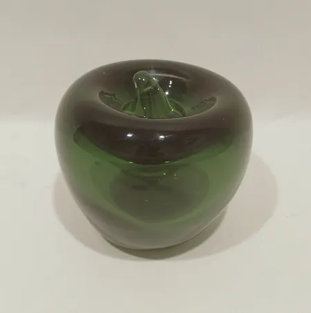Skulptur Äpple, glas grönt, höjd ca 6cm, Ø7cm, repig, osignerad