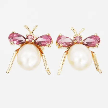 Ett par örhängen i form av flugor, med odlade sötvattenpärlor samt troligen rosa turmaliner, mått 14 x 12mm, stämplade Bressan, 18K guld  Vikt: 3 g