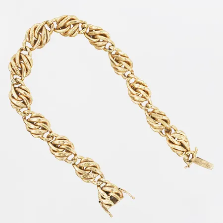 Armband, ihåligt, med genombruten dekor, längd 19½cm, bredd 10mm, tillverkad av Gustaf Dahlgren & co, Malmö 1948, 18K guld Vikt: 14,4 g