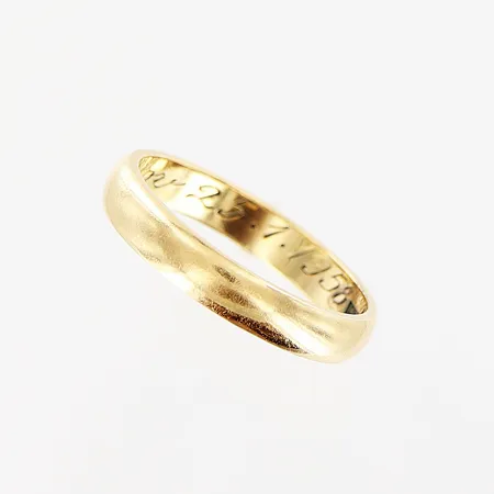 Ring, slät, stl 17, bredd 3mm, gravyr, 18K.  Vikt: 3,1 g