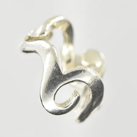 Ring, stl 17, bredd 3-10 mm, 925/1000 silver. Vikt: 6,2 g