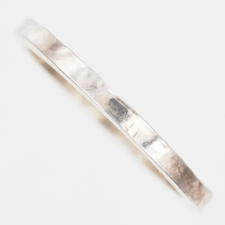Ring, hamrad, stl: 18, silver  Vikt: 2,6 g