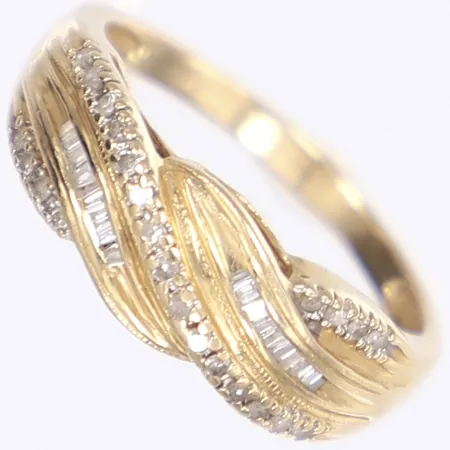 Ring med vita stenar, stl 17¾, bredd 2-7mm, ojämn skena, gravyr, 14K Vikt: 3,3 g