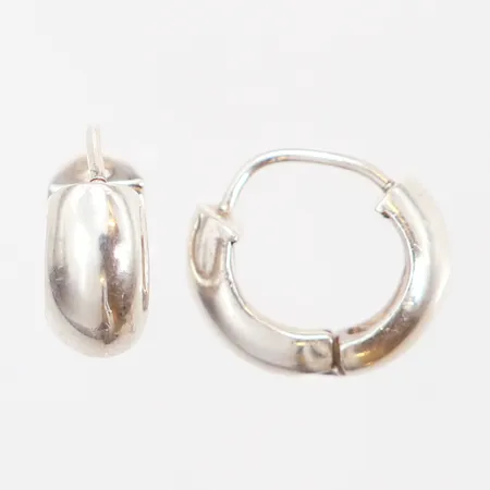 Ett par örhängen, creoler, Ø14mm, bredd: 1-6mm, något skeva, silver ostämplat 830/1000 Vikt: 4,5 g
