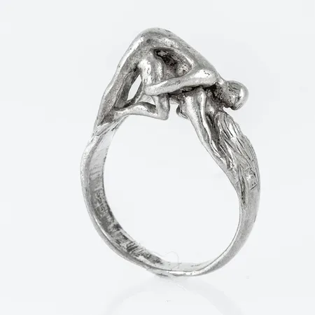 Ring i silver med erotiskt motiv. Den är 3,7 - 9 mm bred, är i storlek 18 ¾+ och väger 7,1g. 