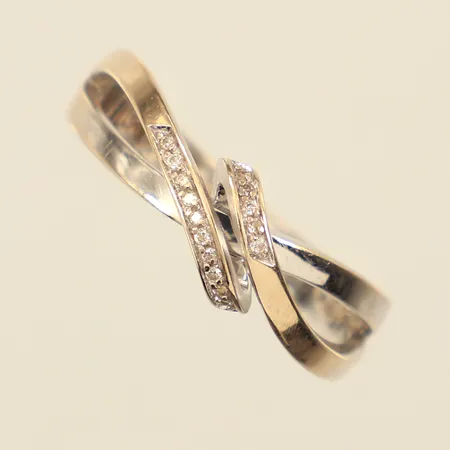Ring med diamanter ca 15x 0,005ct, stl 21, bredd ca 3,4-7mm, tvåtonad, repig, 18K Vikt: 6,9 g