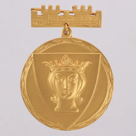 Medalj, Stockholm stad, gravyr "För nit och redlighet i Stockholms stads tjänst" samt personlig gravyr, 49x35mm, defekt, etui, 14K,  Vikt: 26,5 g