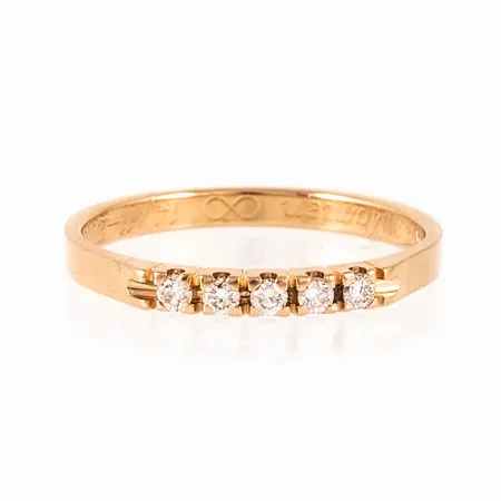 Ring i 18K guld med 5 x 0,03ct diamanter i klofattnig. Den är i storlek 19¼, är 2,4 - 2,5 mm bred och väger 2,8g. Schalins, 18K & kattfot. Stenstorlek ingraverad 0,15ct. Gravyr. 