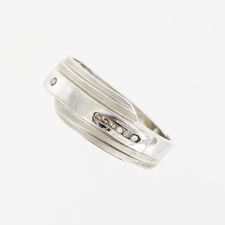 Ring, vitguld, vita stenar, stl 17½, bredd 3,5-7,5mm, smärre skevheter, 18K.  Vikt: 3,8 g