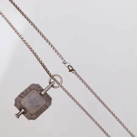 Nyckel till fickur, längd 45mm, på kedja, defekt lås, otydliga stämplar, 830/1000 silver Vikt: 13,6 g