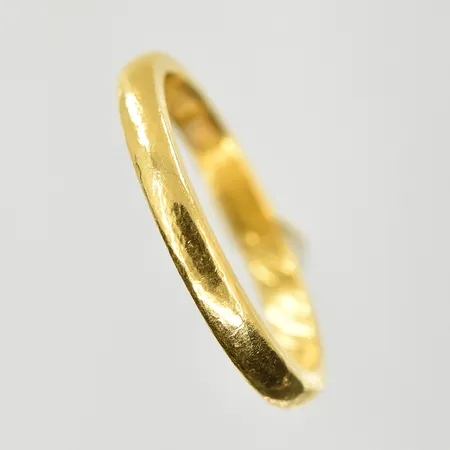 Ring, stl 17½, bredd 2 mm, gravyr, 23K. Vikt: 3,7 g